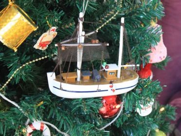 Wooden Fishing R Us Model Fishing Boat Christmas Tree Ornament (Color: White)